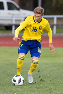Sveriges Edwin Andersson  i landskampen i fotboll mellan
