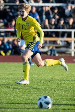 Sveriges Kristoffer Krebs i landskampen i fotboll mellan