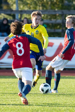 Sveriges Nils Wallenberg i landskampen i fotboll mellan