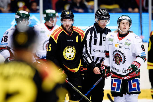 Brynäs Simon Bertilsson och Frölundas Tim Söderlund