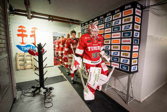 Timrås Niklas Svedberg påväg in på isen
