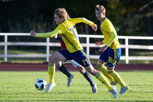 Sveriges Kristoffer Krebs i landskampen i fotboll mellan