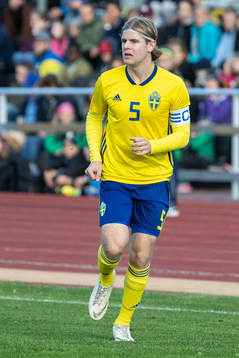 Sveriges Robin Glavak  i landskampen i fotboll mellan