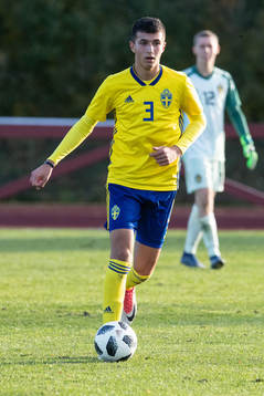 Sveriges Emin Hasic i landskampen i fotboll mellan Sverige