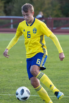 Sveriges Jesper Tolinsson i landskampen i fotboll mellan