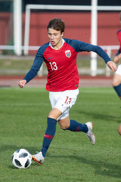 Norges Uranik Seferi  i landskampen i fotboll mellan