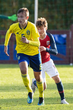 Sveriges Robin Glavak i landskampen i fotboll mellan