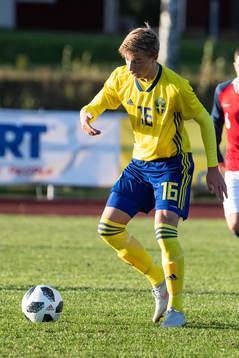 Sveriges Edwin Andersson i landskampen i fotboll mellan