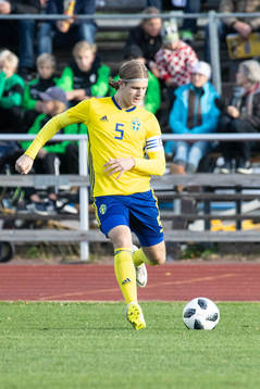 Sveriges Robin Glavak  i landskampen i fotboll mellan