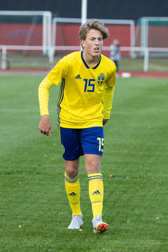 Sveriges Holger Olsson i landskampen i fotboll mellan