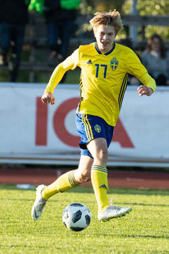 Sveriges Kristoffer Krebs i landskampen i fotboll mellan