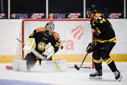 Brynäs målvakt David Rautio räddar ett skott