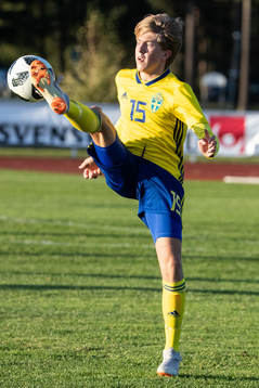 Sveriges Holger Olsson i landskampen i fotboll mellan
