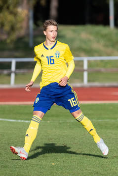 Sveriges Edwin Andersson  i landskampen i fotboll mellan