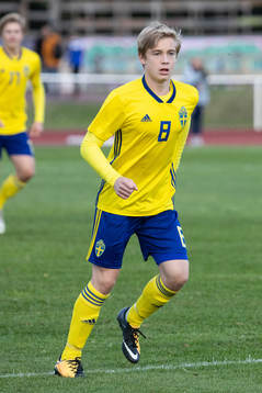 Sveriges Nils Wallenberg  i landskampen i fotboll mellan