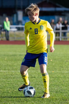 Sveriges Nils Wallenberg i landskampen i fotboll mellan