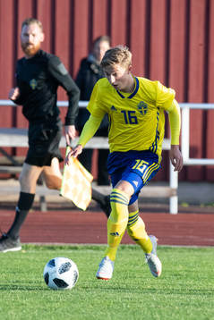 Sveriges Edwin Andersson i landskampen i fotboll mellan