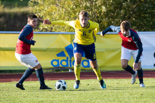 Sveriges Jesper Tolinsson  i landskampen i fotboll mellan