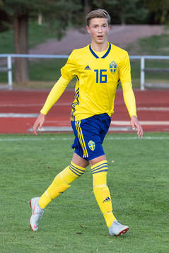 Sveriges Edwin Andersson i landskampen i fotboll mellan
