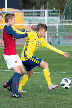Sveriges Adam Hellqvist i landskampen i fotboll mellan