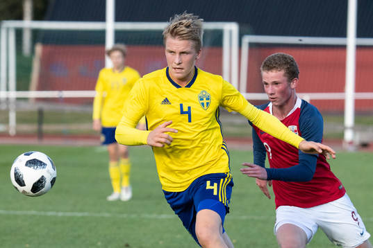 Sveriges Casper Widell i landskampen i fotboll mellan