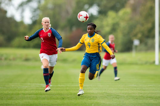 Sveriges Monica Jusu Bah i kamp om bollen med Norges Tora
