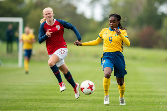 Sveriges Monica Jusu Bah i kamp om bollen med Norges Tora