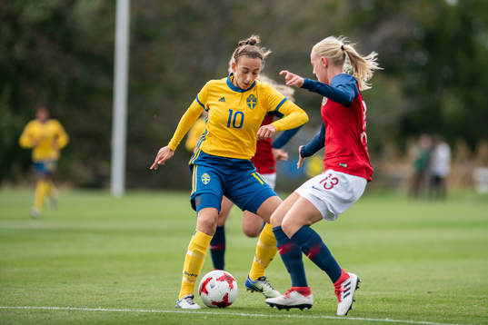 Sveriges Rusul Rosa Kafaji i kamp om bollen med Norges Tora