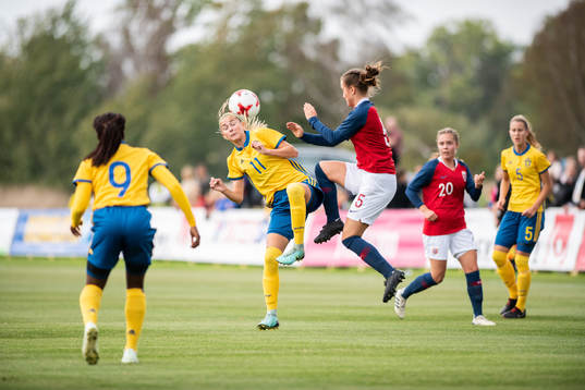 Sveriges Alice Söndergaard i kamp om bollen med Norges