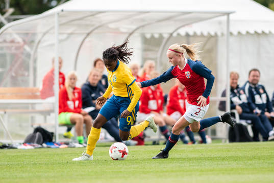 Sveriges Monica Jusu Bah i kamp om bollen med Norges Sara B