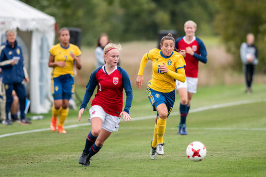 Sveriges Rusul Rosa Kafaji i kamp om bollen med Norges Sara