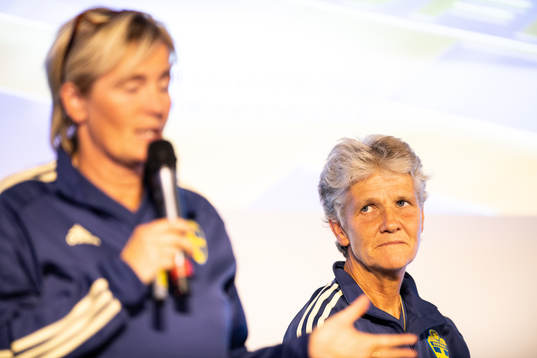 Lilie Persson och Sveriges förbundskapten Pia Sundhage