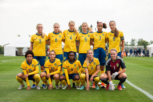 Från vänster Sveriges Saga Carlsson, Johanna Svedberg,