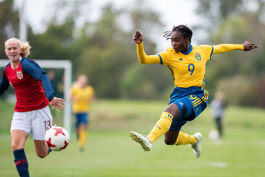Sveriges Monica Jusu Bah med ett skott