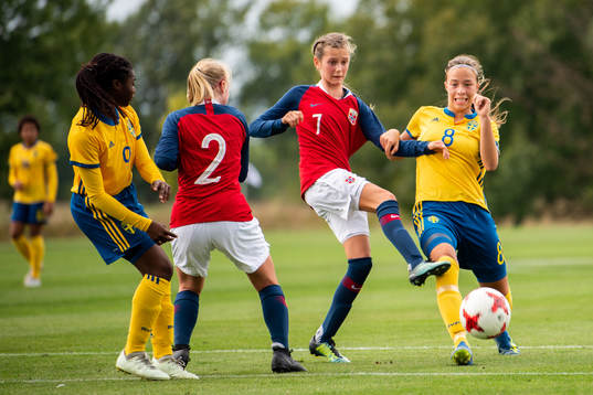 Sveriges Klara Nyberg i hård kamp om bollen med Norges