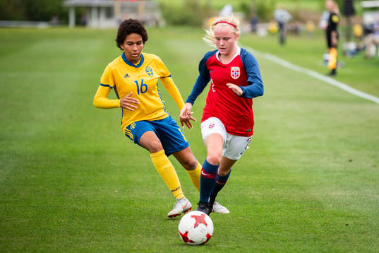 Sveriges Joséphine Nyblom Batafoé kamp om bollen med