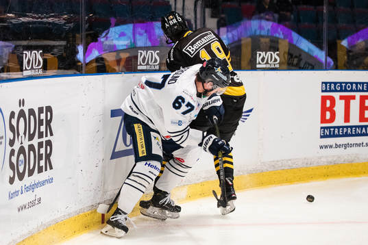 s Daniel Muzito Bagenda i kamp om pucken