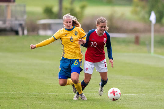Sveriges Johanna Svedberg i kamp om bollen med Norges Sofie