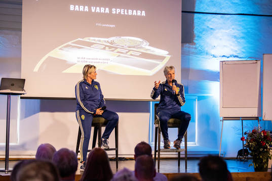 Lilie Persson och Sveriges förbundskapten Pia Sundhage