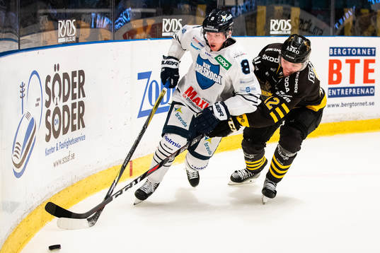 s Max Lindholm i kamp om pucken