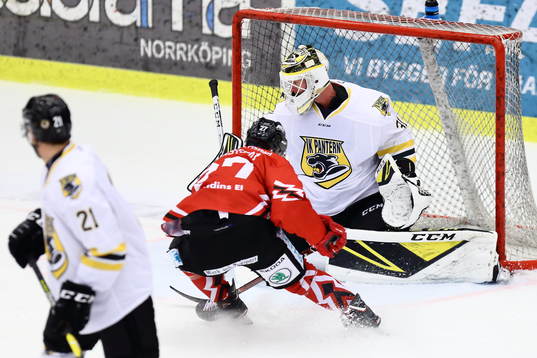 Vita Hästens Arvid Degerstedt  gör mål 1-1