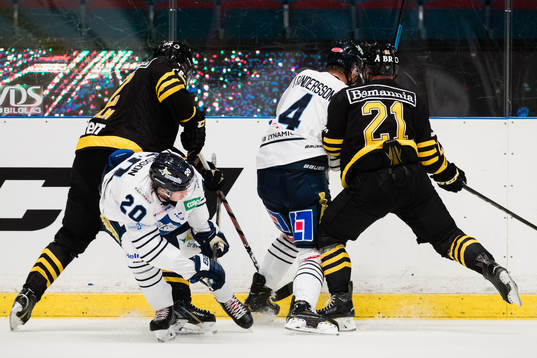 s Max Lindholm och Christian Sandberg i kamp om pucken med