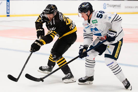 s Eric Castonguay i kamp om pucken med Karlskogas Fredrik