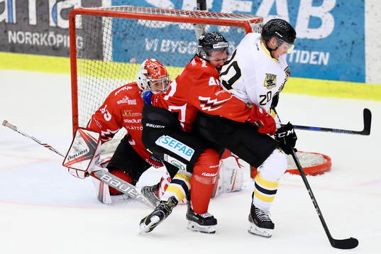 Vita Hästens Mattias Kalin försöker stoppa Panterns