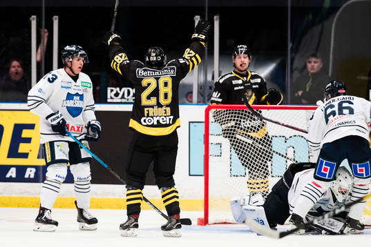 s Jesper Frödén jublar