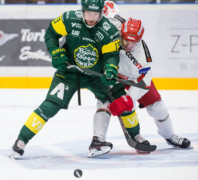 Björklövens Fredric Andersson i kamp om puck med Modos