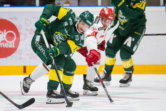 Björklövens Fredric Andersson och Modos Oscar Hedman i