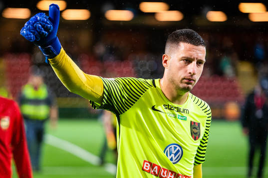 Brommapojkarnas målvakt Nikola Petric deppar