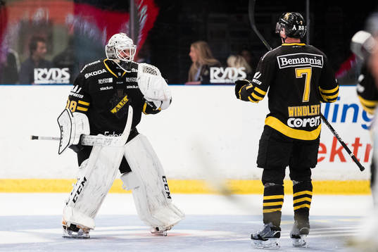 s målvakt Johannes Jönsson och Filip Windlert jublar