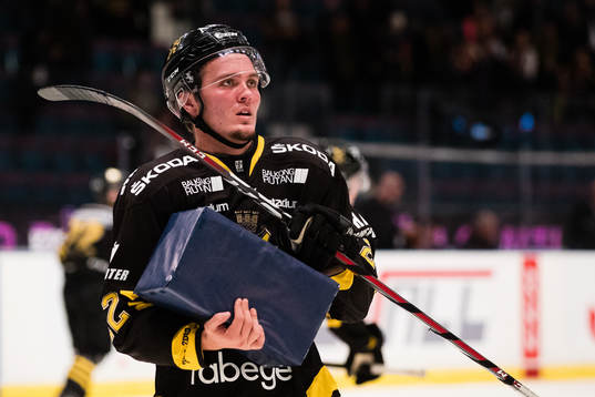 s Max Lindholm blir utsedd till matchens lirare